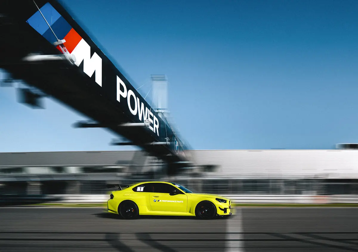 BMW M2「Mパフォーマンス トラックキット」装着車のエクステリア(イエロー)〜サイド、走行
