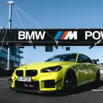 BMW M2「Mパフォーマンス トラックキット」装着車のエクステリア（イエロー）〜フロント、静止