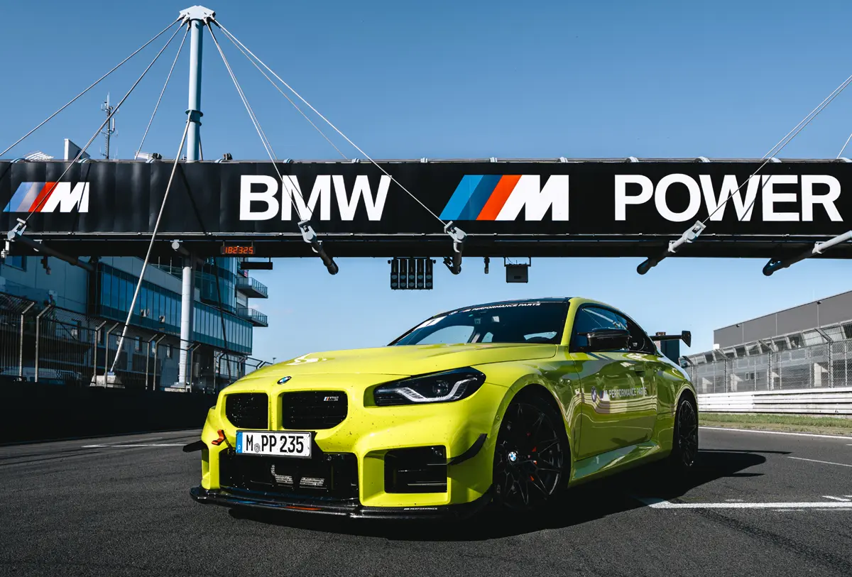 BMW M2「Mパフォーマンス トラックキット」装着車のエクステリア(イエロー)〜フロント、静止