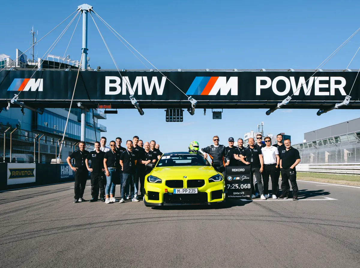 BMW M2「Mパフォーマンス トラックキット」装着車のエクステリア(イエロー)〜フロント、静止