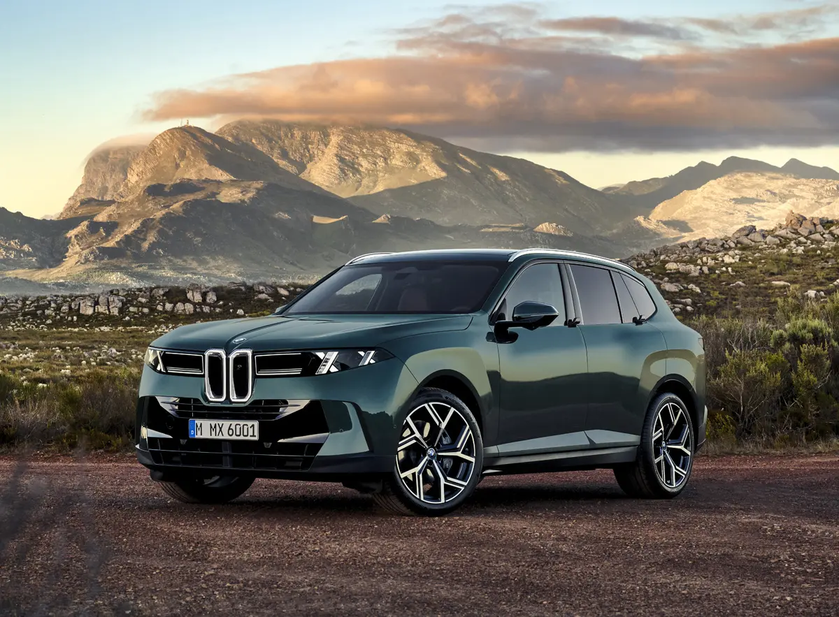新型BMW X5(グリーン)の全景(フロント)