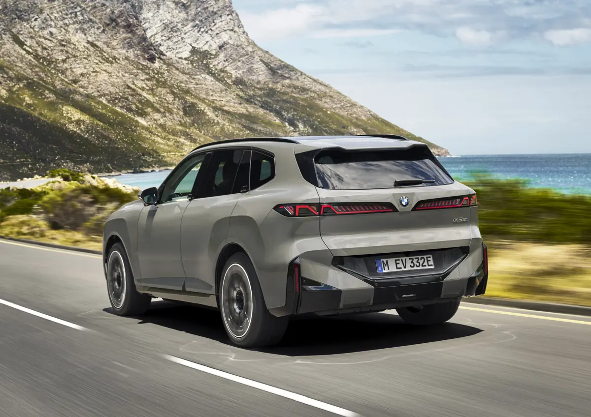 新型BMW X5(ぐれー)の全景(リア)