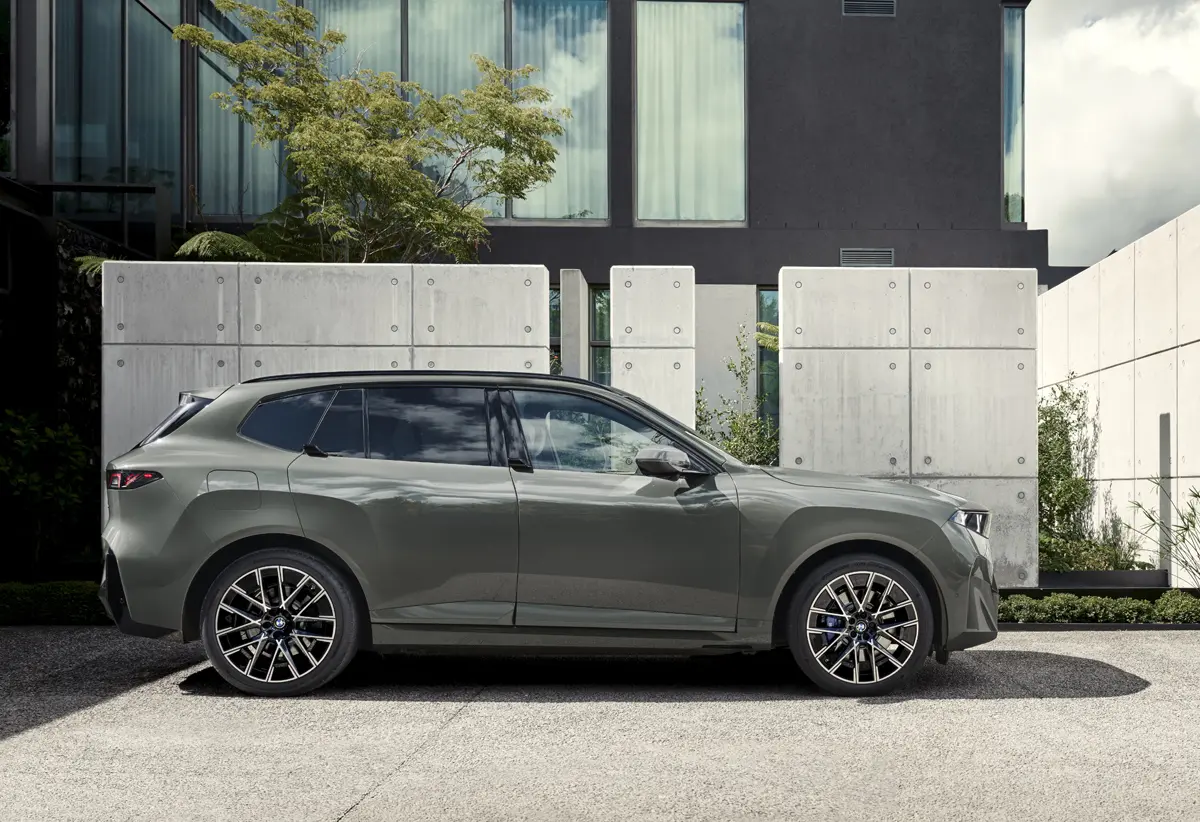 新型BMW X5(グリーン)の全景(サイド)