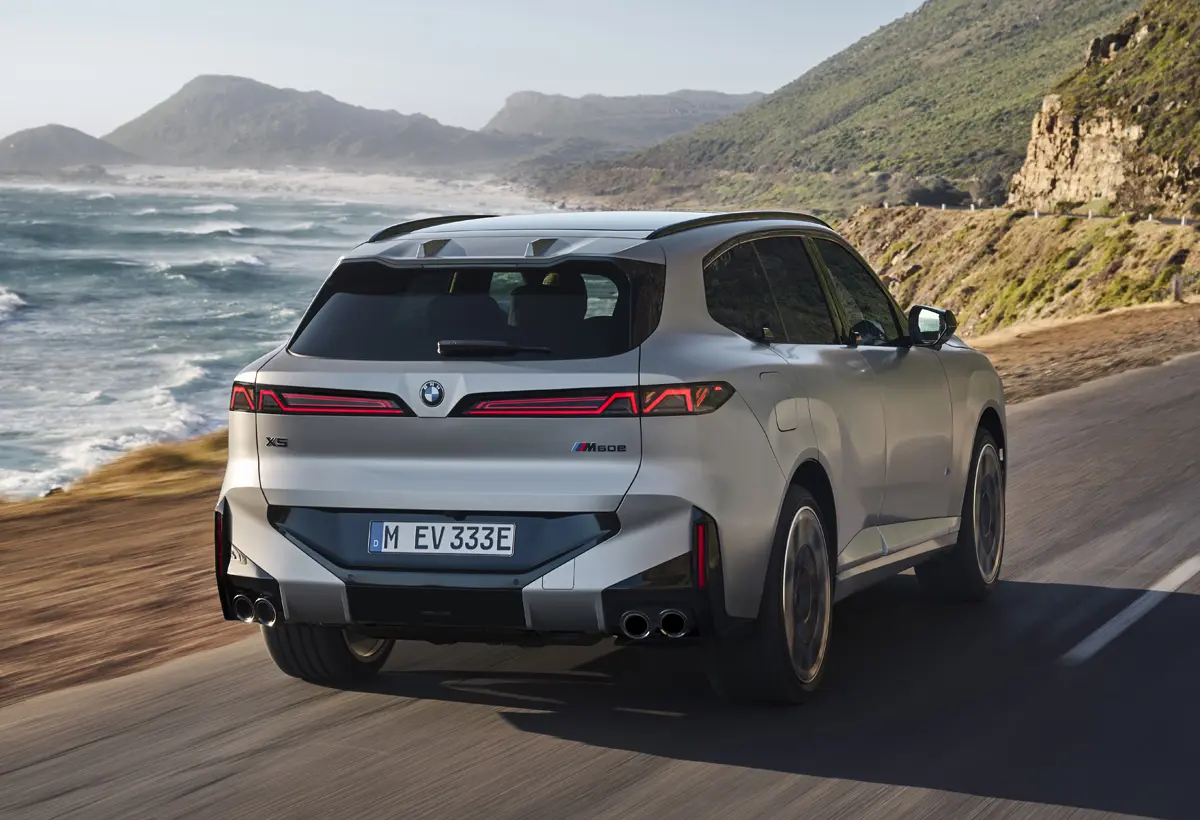 新型BMW X5(シルバー)の全景(リア)