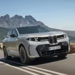 新型BMW X5（シルバー）の全景（フロント、走行）