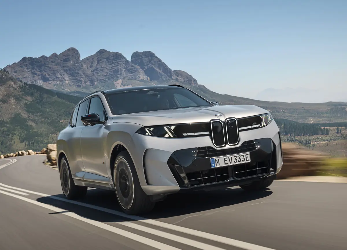 新型BMW X5(シルバー)の全景(フロント、走行)