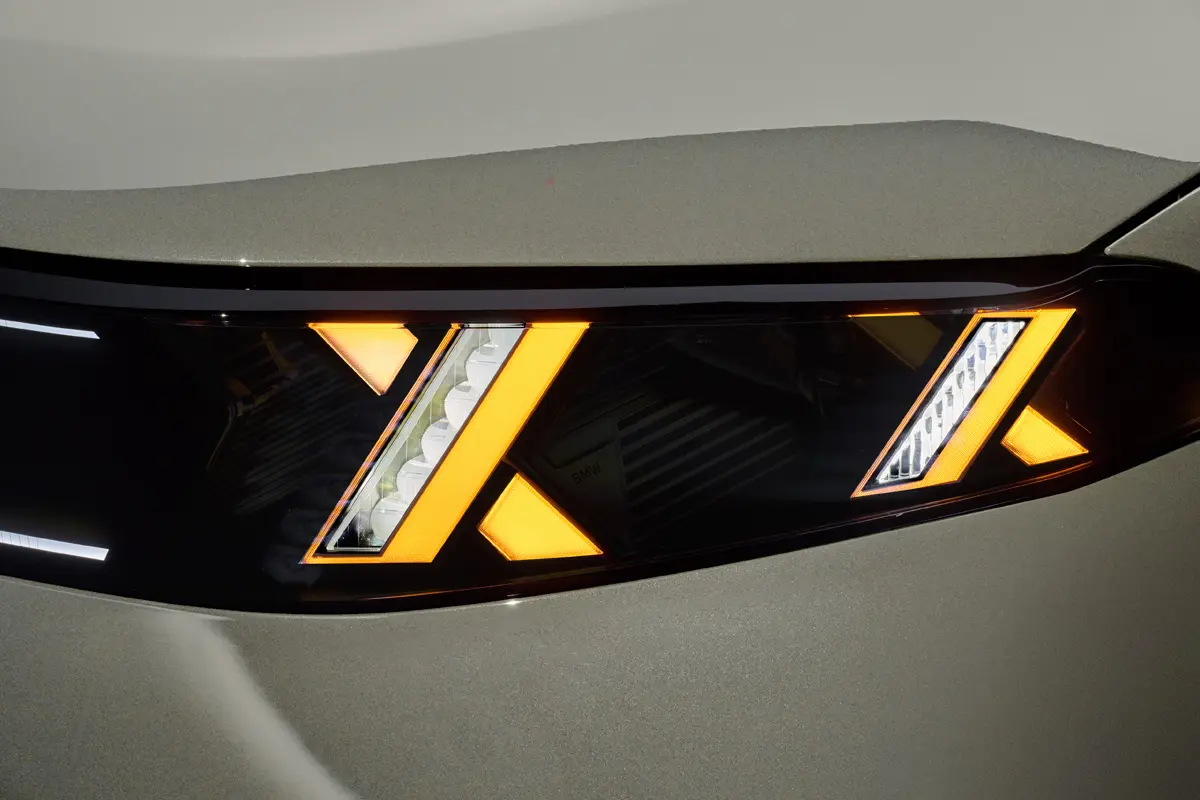 新型BMW X5(グレー)のヘッドライト