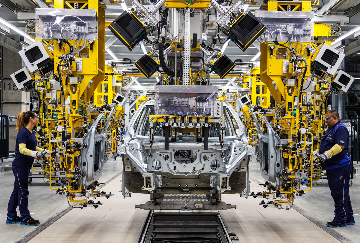 ハンガリー・デブレツェン工場にて製造されるBMW iX3