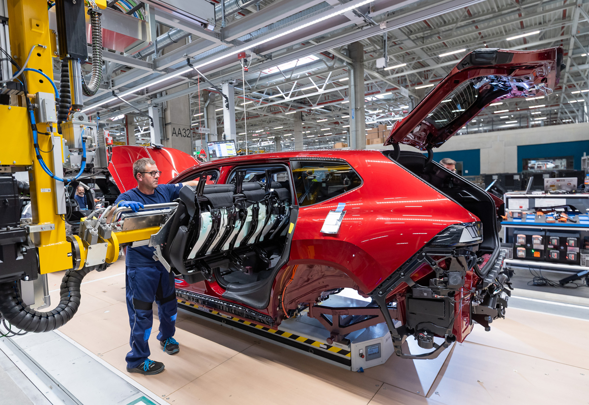 ハンガリー・デブレツェン工場にて製造されるBMW iX3