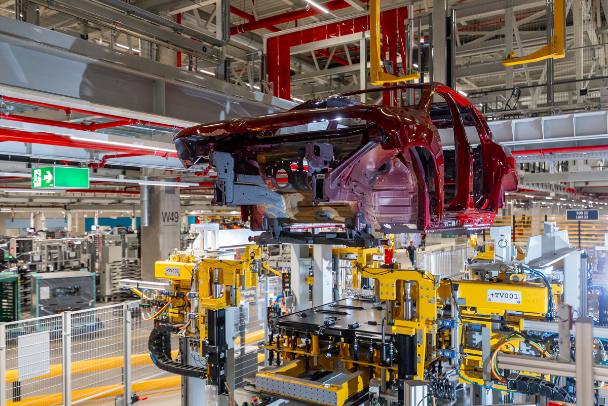 ハンガリー・デブレツェン工場にて製造されるBMW iX3