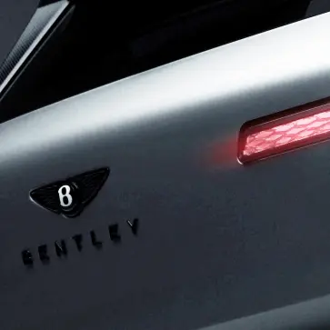 ベントレーの新型EV、トーカル(Torcal)のティーザー画像(リア)