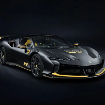 テーラーメイド仕様のフェラーリSF90 XX スパイダーのエクステリア（ブラック×イエロー）
