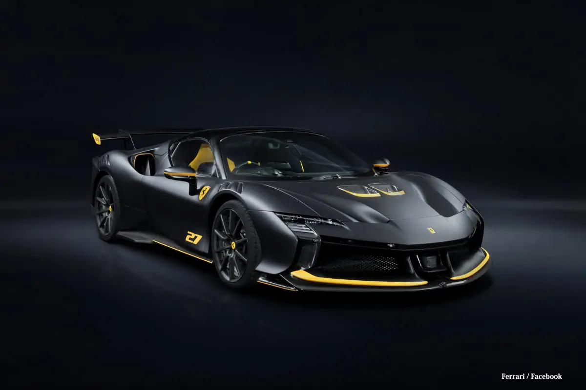テーラーメイド仕様のフェラーリSF90 XX スパイダーのエクステリア（ブラック×イエロー）