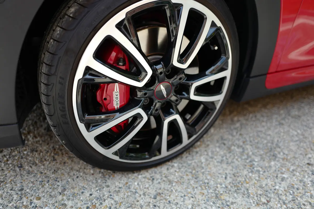 ミニ ジョンクーパーワークス(F56、JCW)のホイールとタイヤ