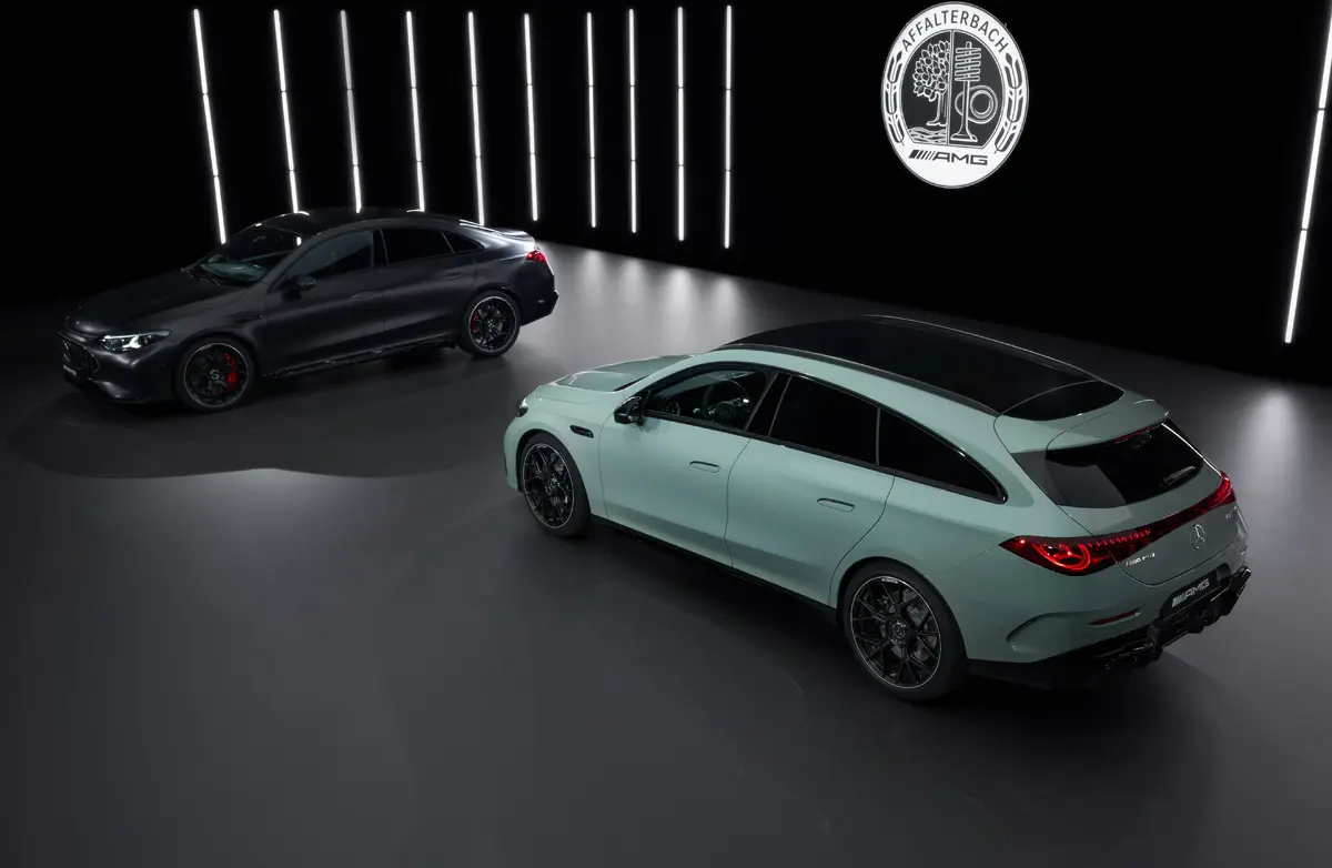 メルセデスAMG CLA45のエクステリア(マットブラック、グリーン)〜フロントとリア