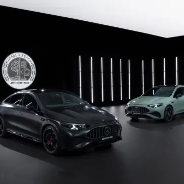 メルセデスAMG CLA45のエクステリア全景（マットブラック、グリーン）〜フロント