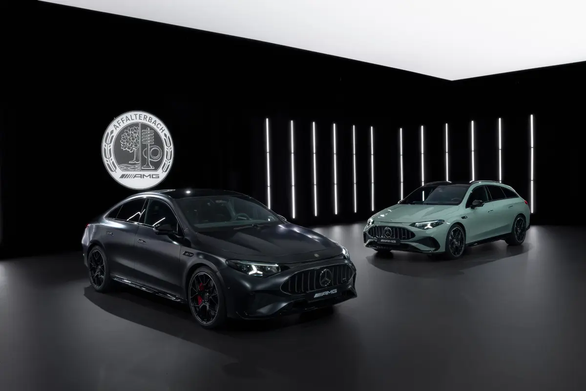 メルセデスAMG CLA45のエクステリア全景(マットブラック、グリーン)〜フロント