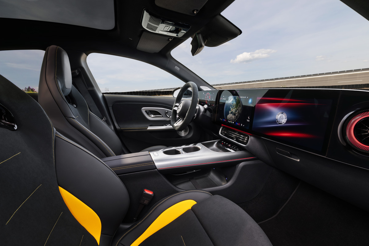 メルセデスAMG CLA45のインテリア全景