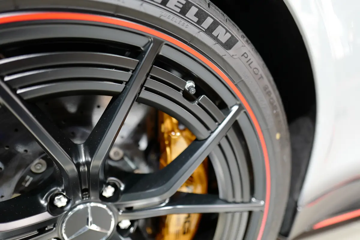 ミシュラン製タイヤを装着したメルセデスAMG GT 4ドアクーペ