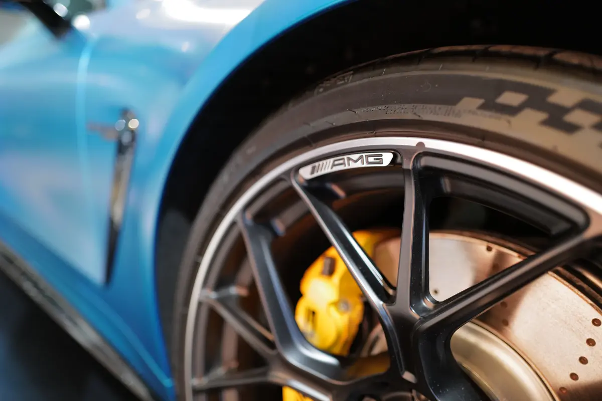 ミシュラン製タイヤを装着したメルセデスAMG GT