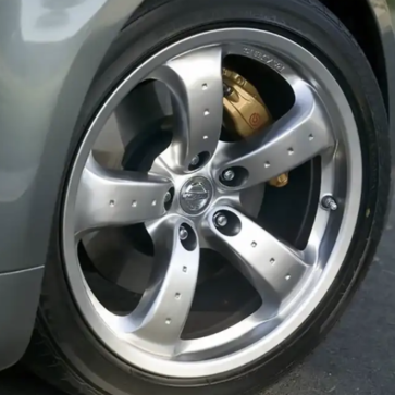 日産のブレーキキャリパー〜ゴールド