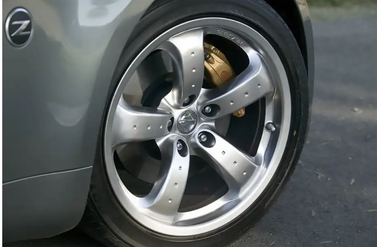 日産のブレーキキャリパー〜ゴールド