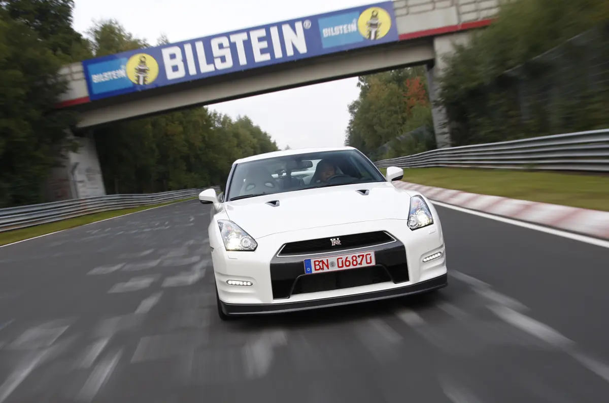 ニュルブルクリンクを走る日産R35 GT-R