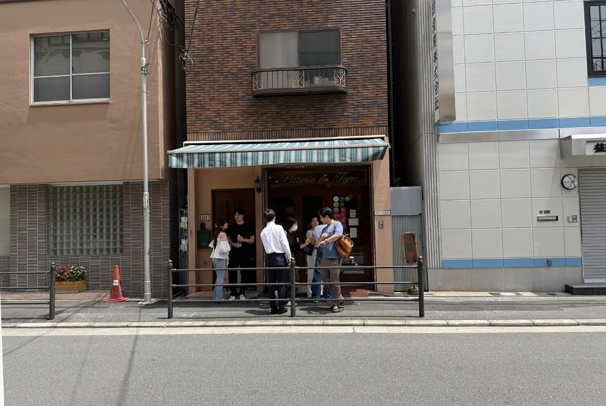 ピッツェリア ダ ティグレの店内にて