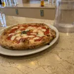 ピッツェリア ダ ティグレの店内にて