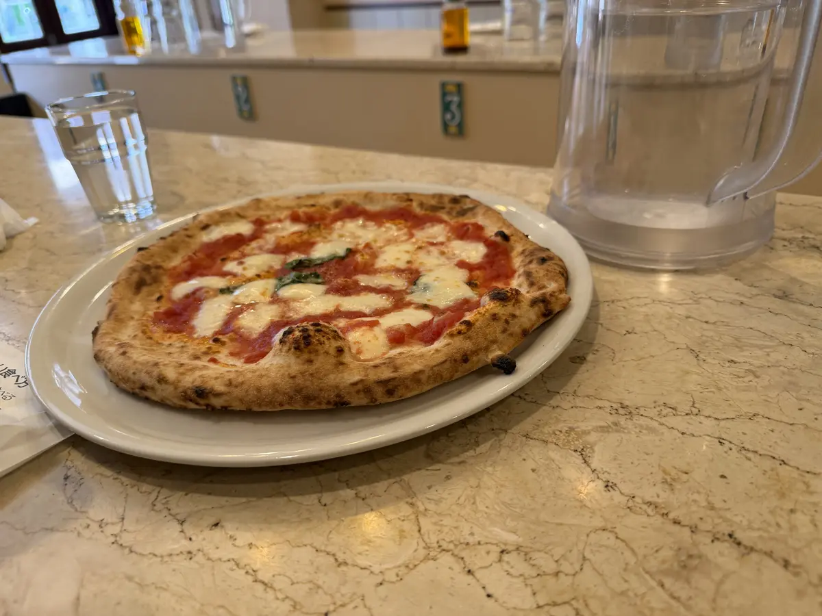ピッツェリア ダ ティグレの店内にて