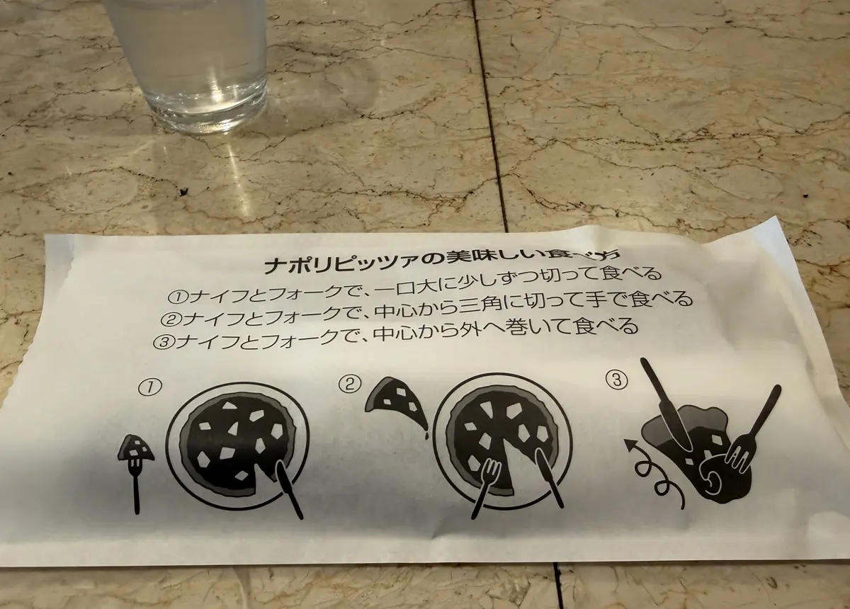 ピッツェリア ダ ティグレの店内にて