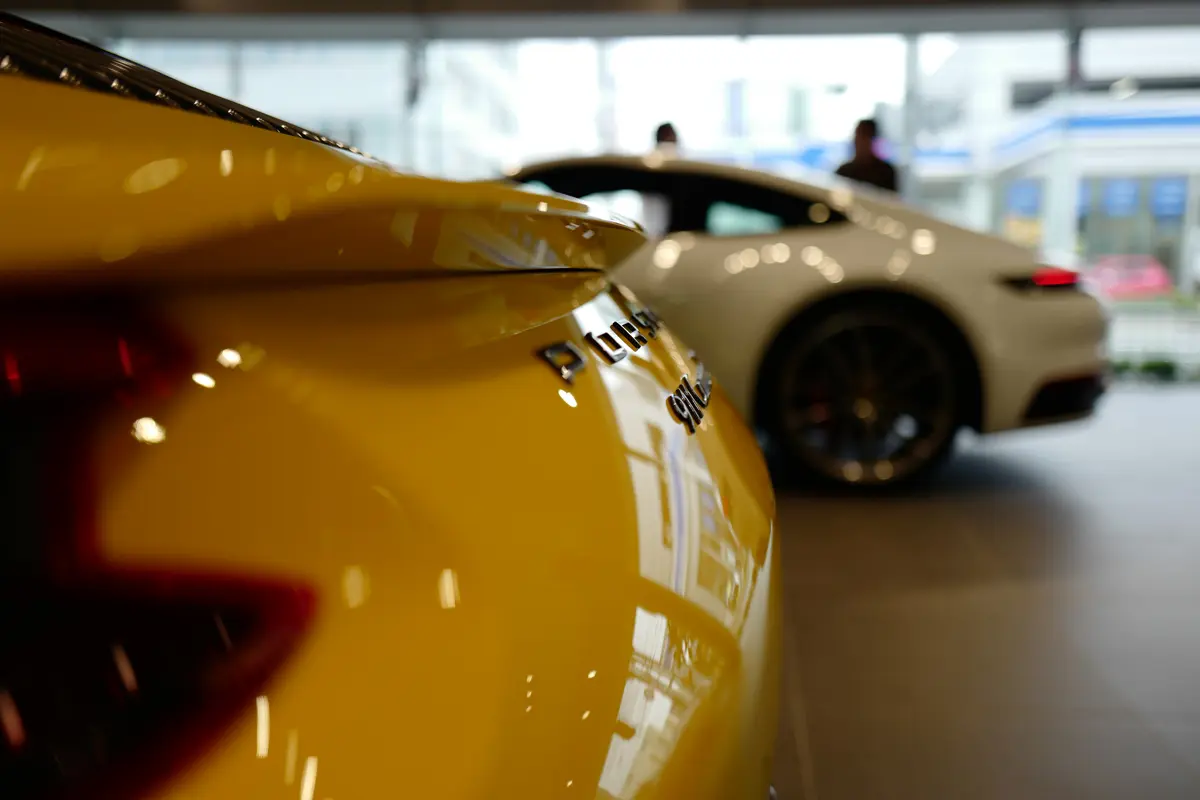 991世代のポルシェ911のリア（イエロー）