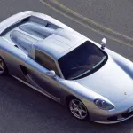 シルバーのポルシェ カレラGT（俯瞰、静止）