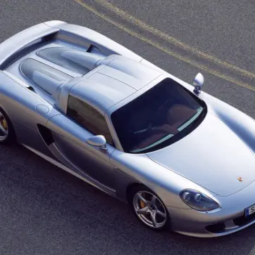 シルバーのポルシェ カレラGT（俯瞰、静止）