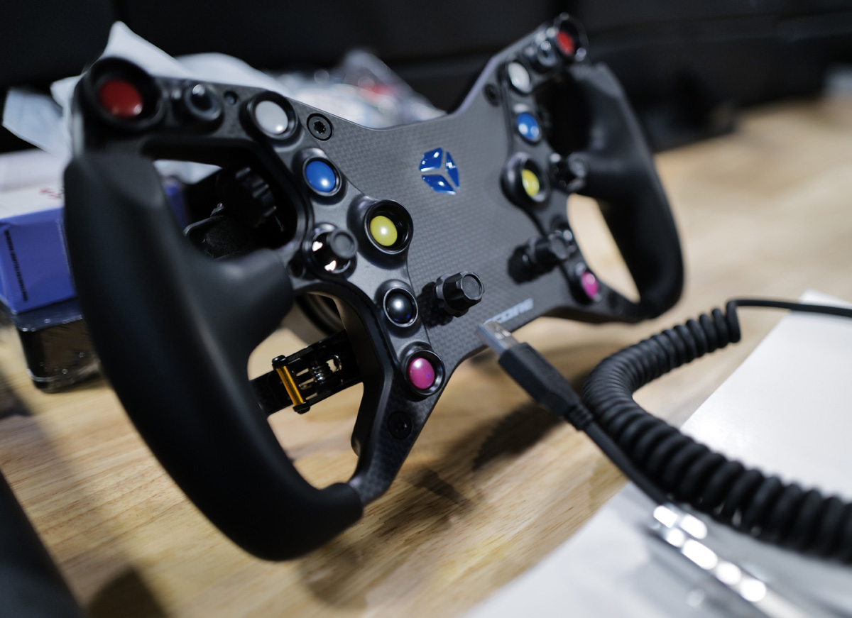 Zenkai Racing大阪の店内に置かれたステアリングホイール