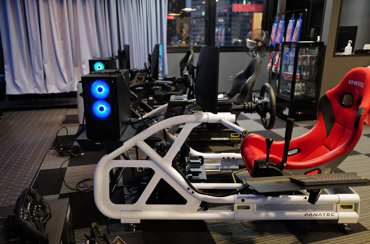 Zenkai Racing大阪の店内に設置されたシミュレーター