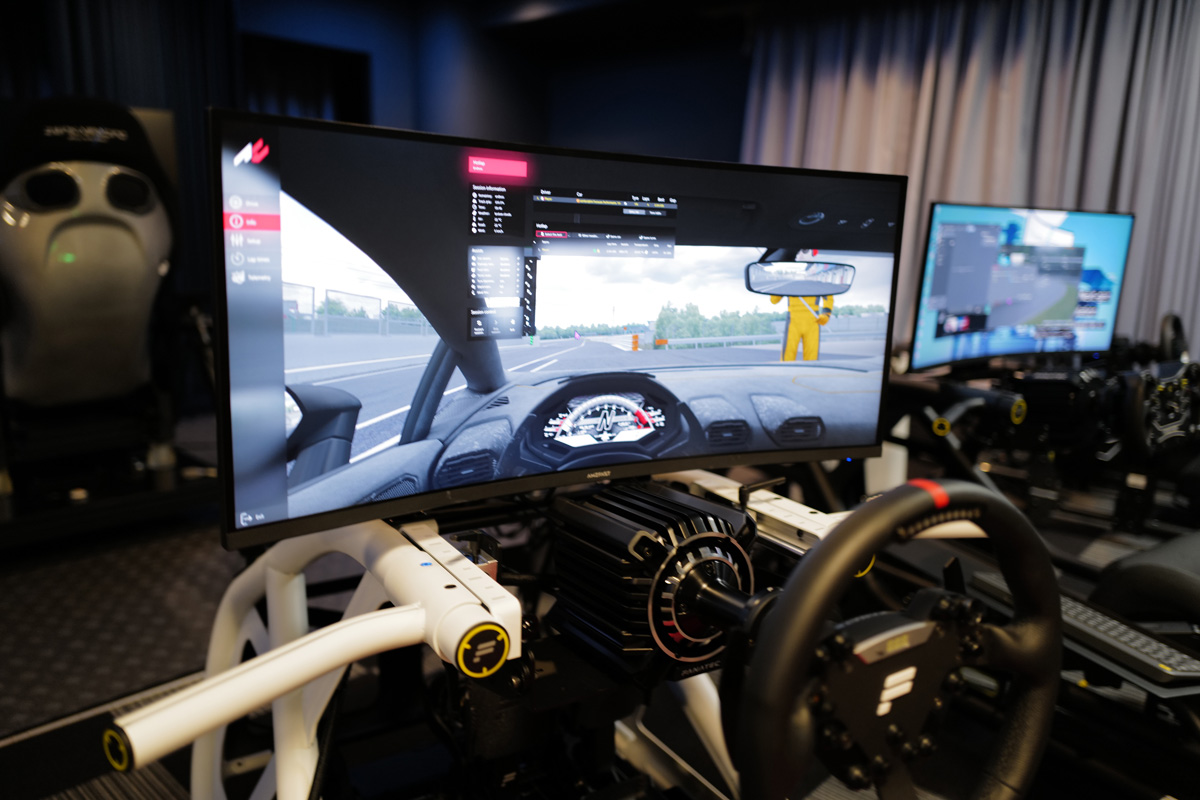 Zenkai Racing大阪の店内に設置されたシミュレーター