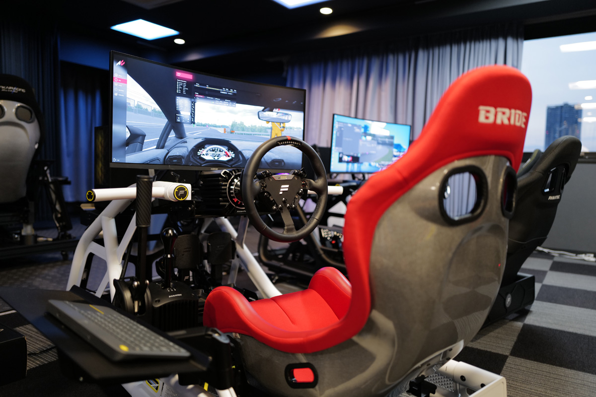 Zenkai Racing大阪の店内に設置されたシミュレーター