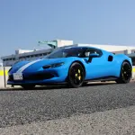 ブルーのフェラーリ296GTB（フロント）