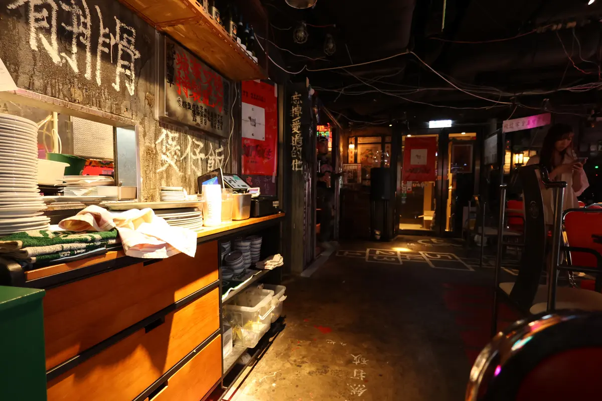 「九龍城寨(kowloon walled city)」の店内にて