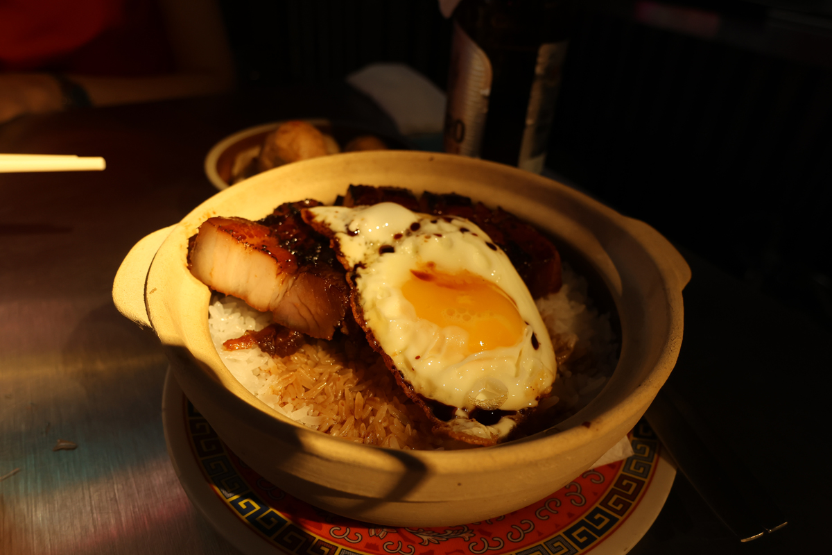 「九龍城寨(kowloon walled city)」の店内にて