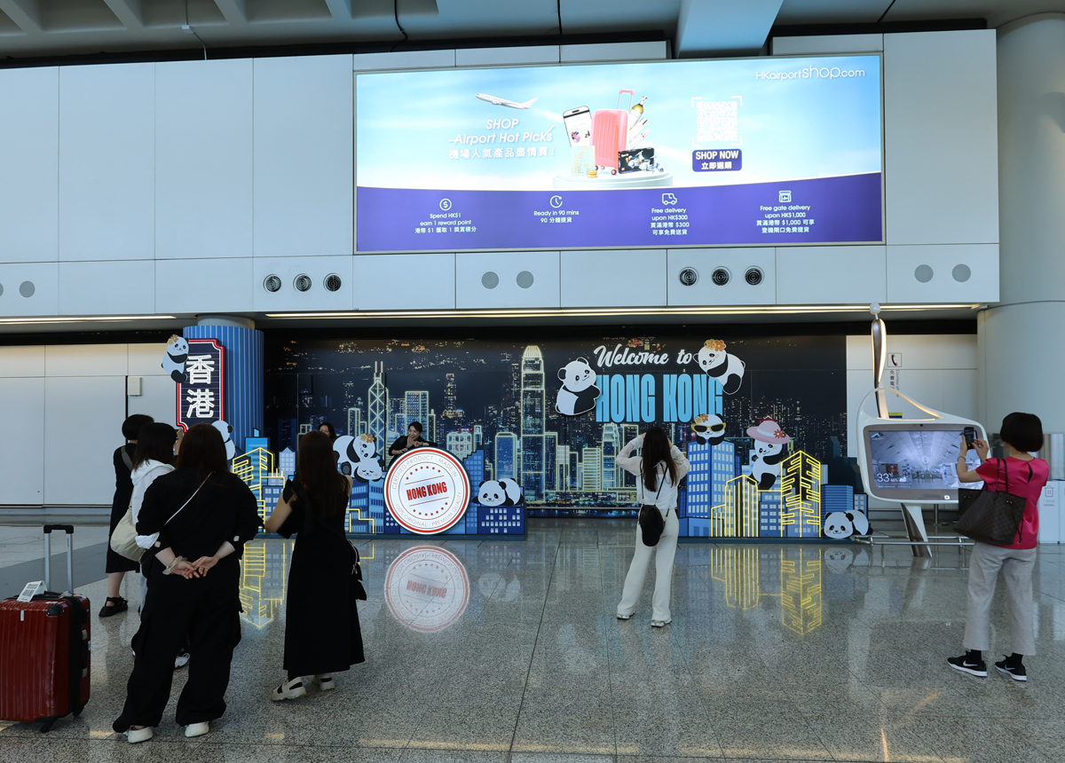 香港国際空港にてパンダの展示