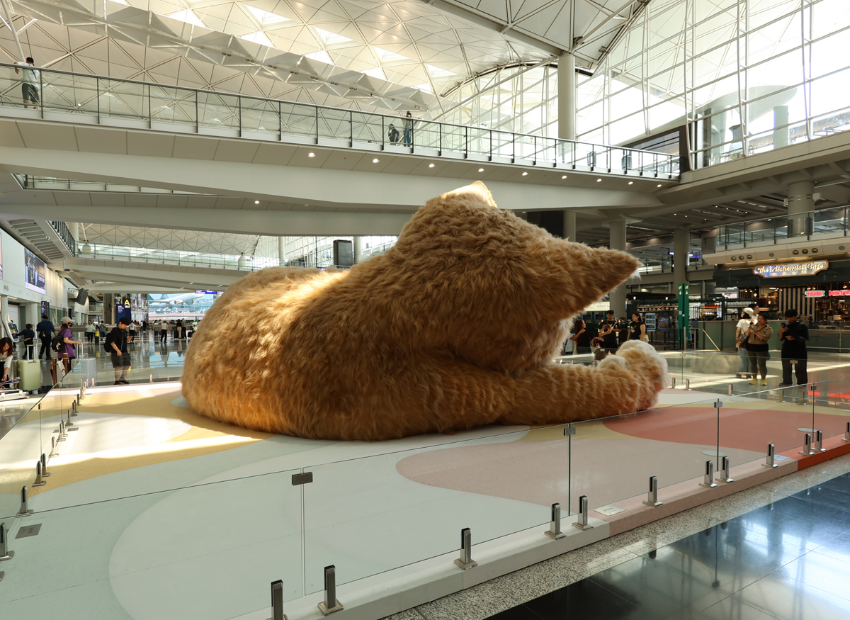 香港国際空港にて展示される巨大猫