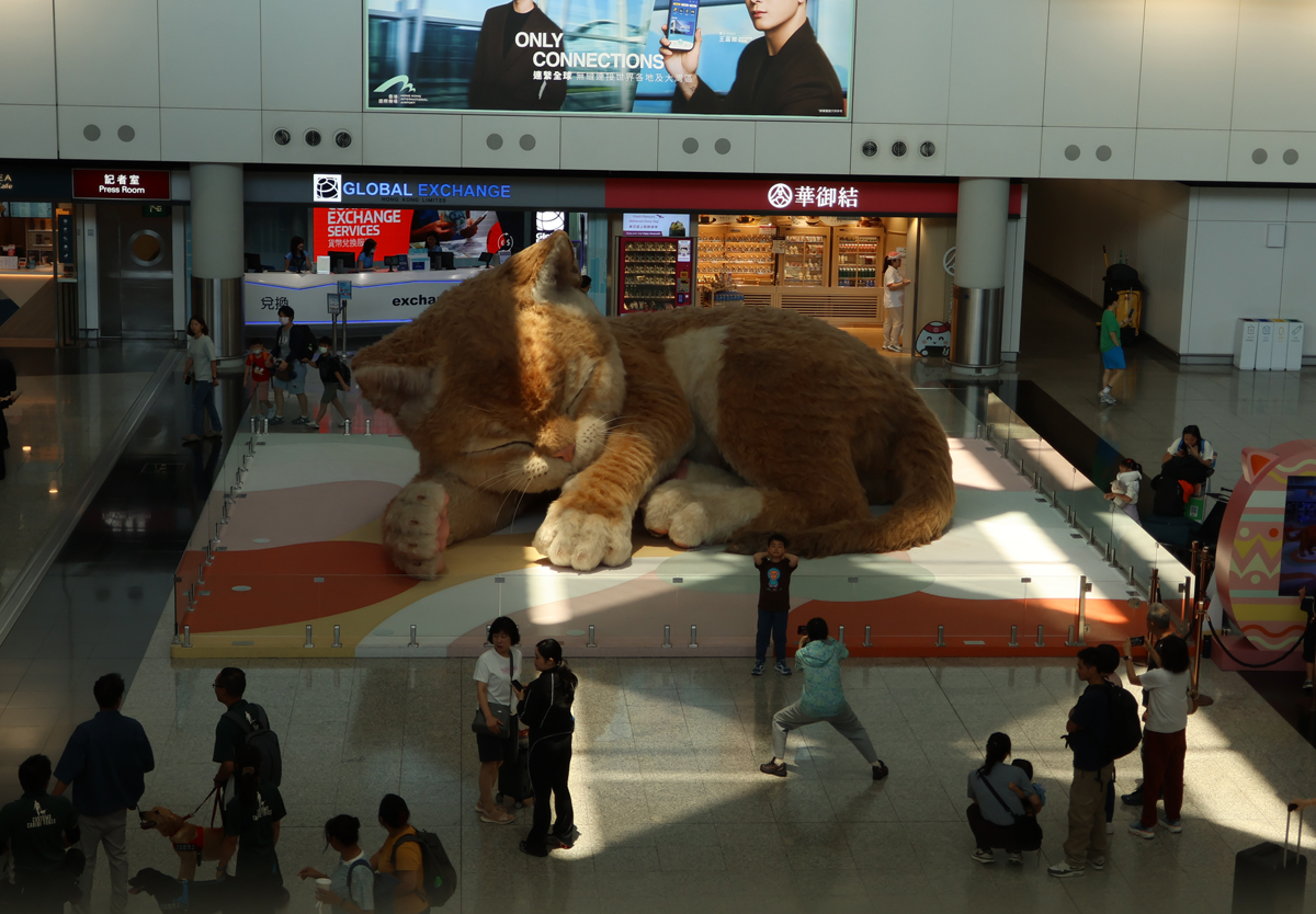 香港国際空港にて展示される巨大猫