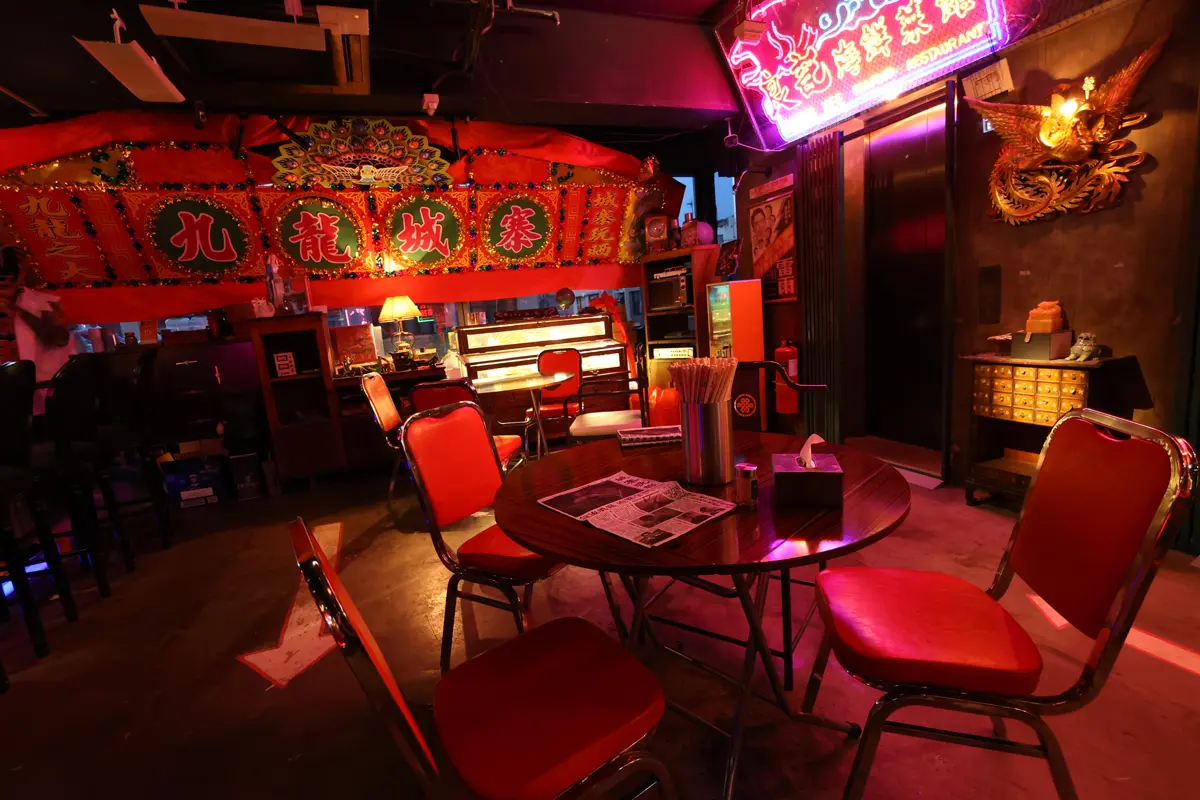 「九龍城寨(kowloon walled city)」の店内にて