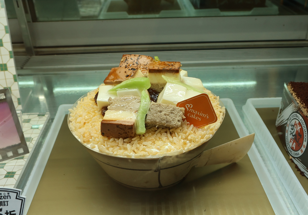 香港で見かけたマキシムのラーメン風ケーキ