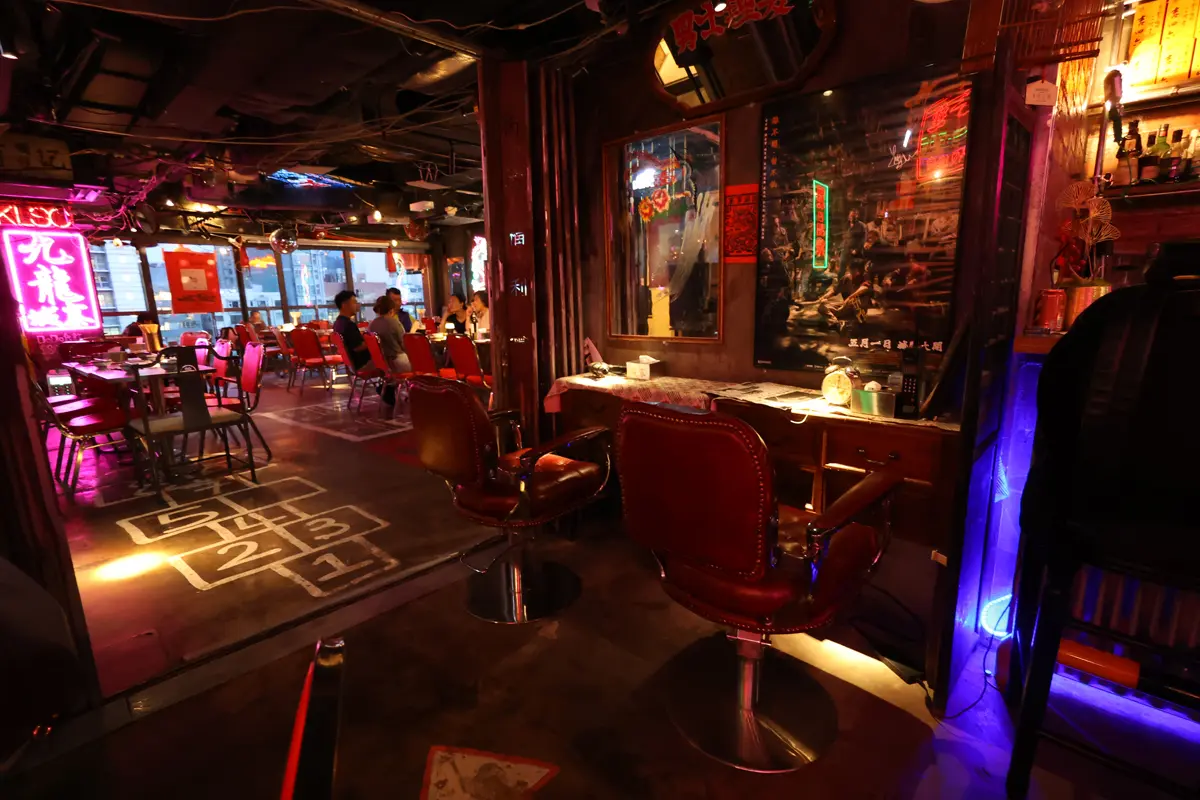 「九龍城寨(kowloon walled city)」の店内にて