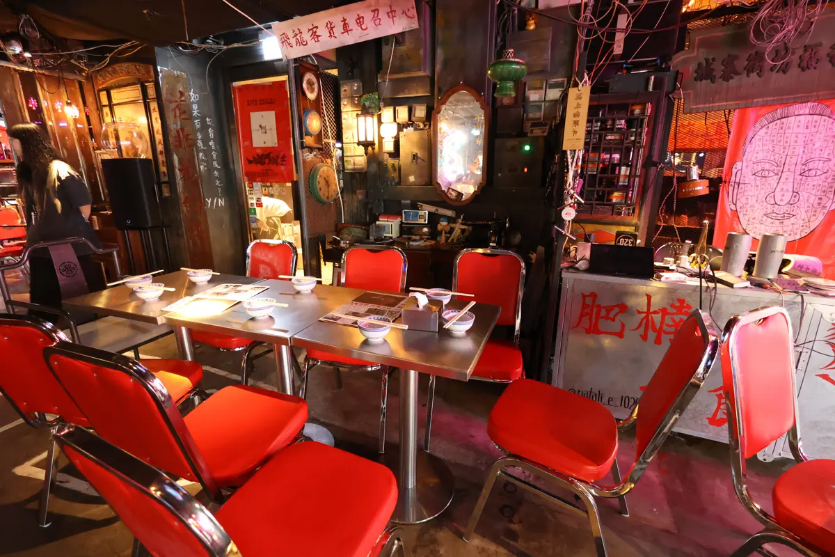「九龍城寨(kowloon walled city)」の店内にて