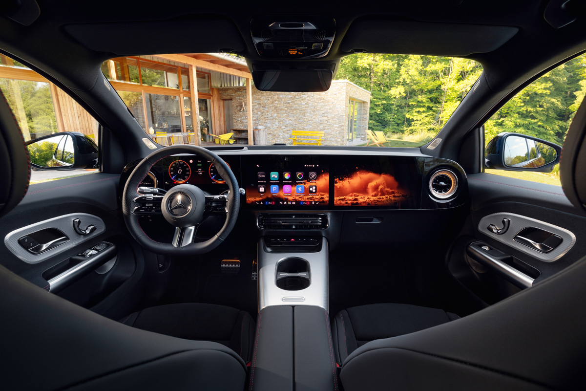 メルセデス・ベンツ「GLA」（レッド）のインテリア〜ダッシュボード