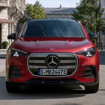 メルセデス・ベンツ「GLA」（レッド）のエクステリア〜フロント正面、走行